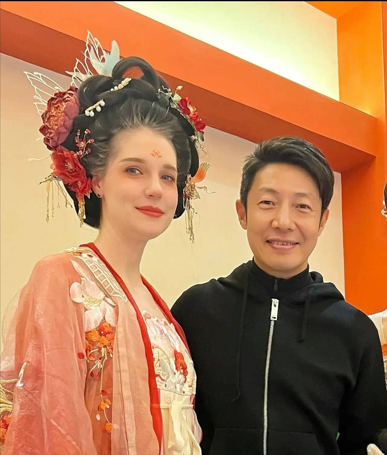 撒贝宁一家现身老婆李白人高马大龙凤胎女儿比儿子高出一大截