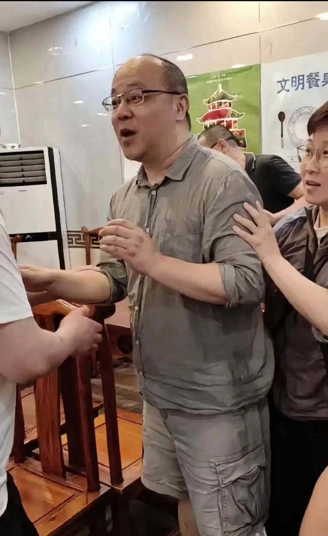 网友偶遇窦唯本人近照变化大刮掉胡子剪掉长发显年轻很低调