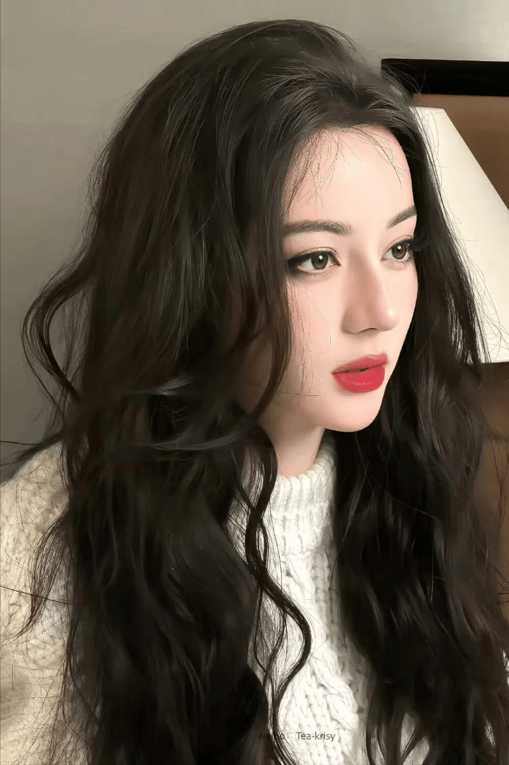 迪丽热巴造型惊艳亮相,港风气质轻松驾驭,网友盛赞美貌十倍