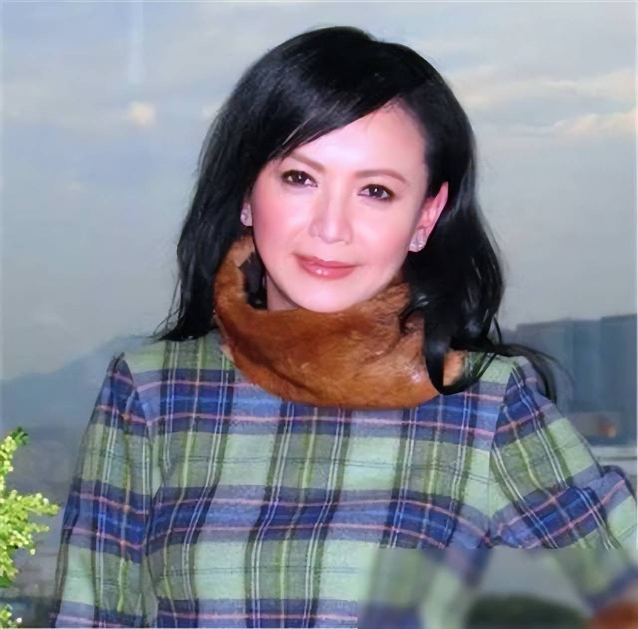 一代女神曾华倩和梁朝伟同居六年分手离婚后独自抚养儿子如今儿子成了