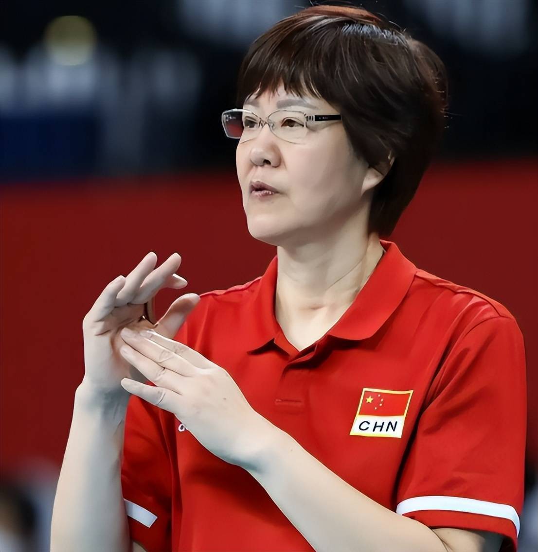 64岁郎平今天回到北京!郎导穿一身休闲装,笑容满面,气色非常好