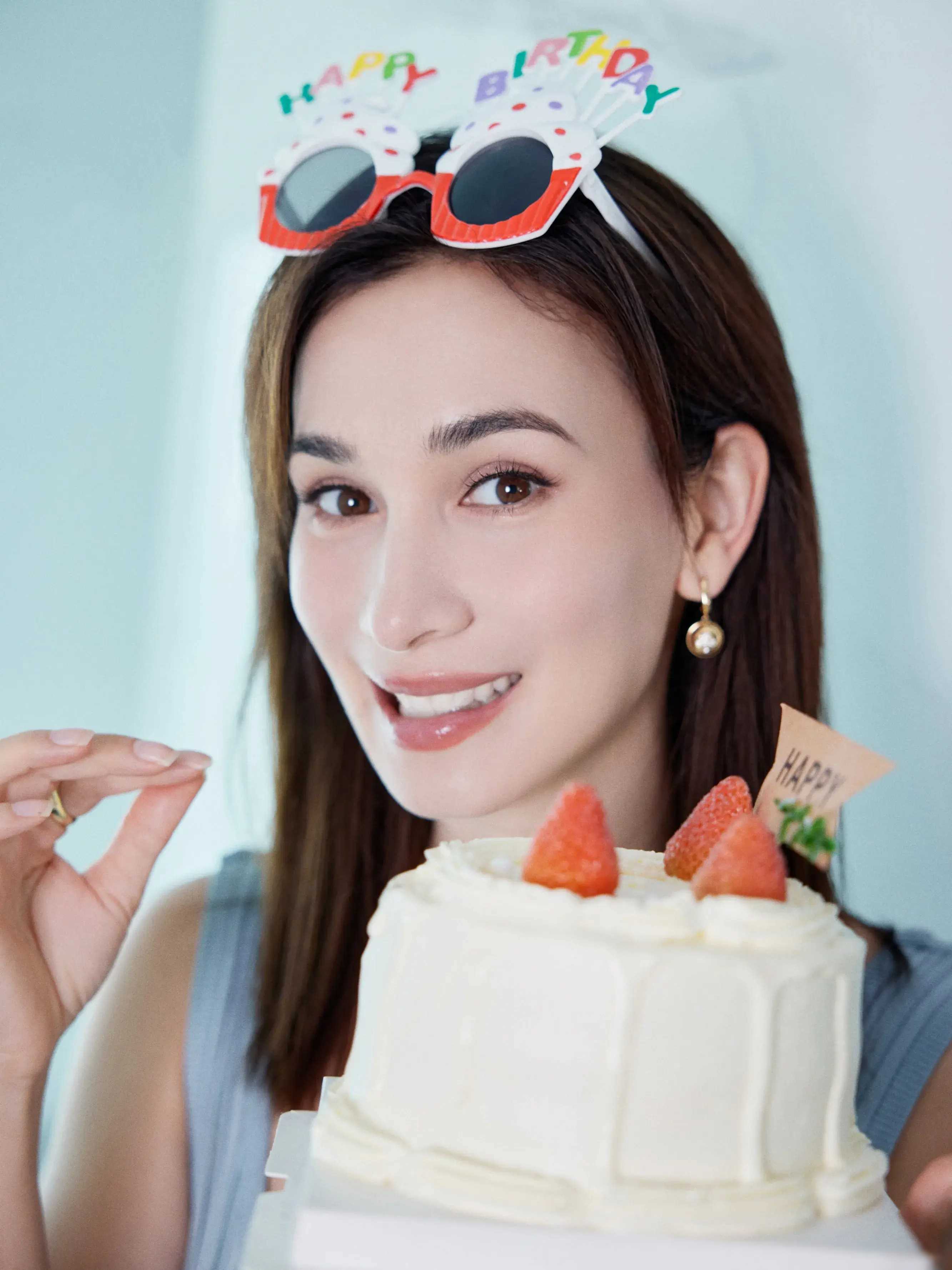 韩庚晒全家福为卢靖姗庆祝39岁生日小女儿向天空张开双手好可