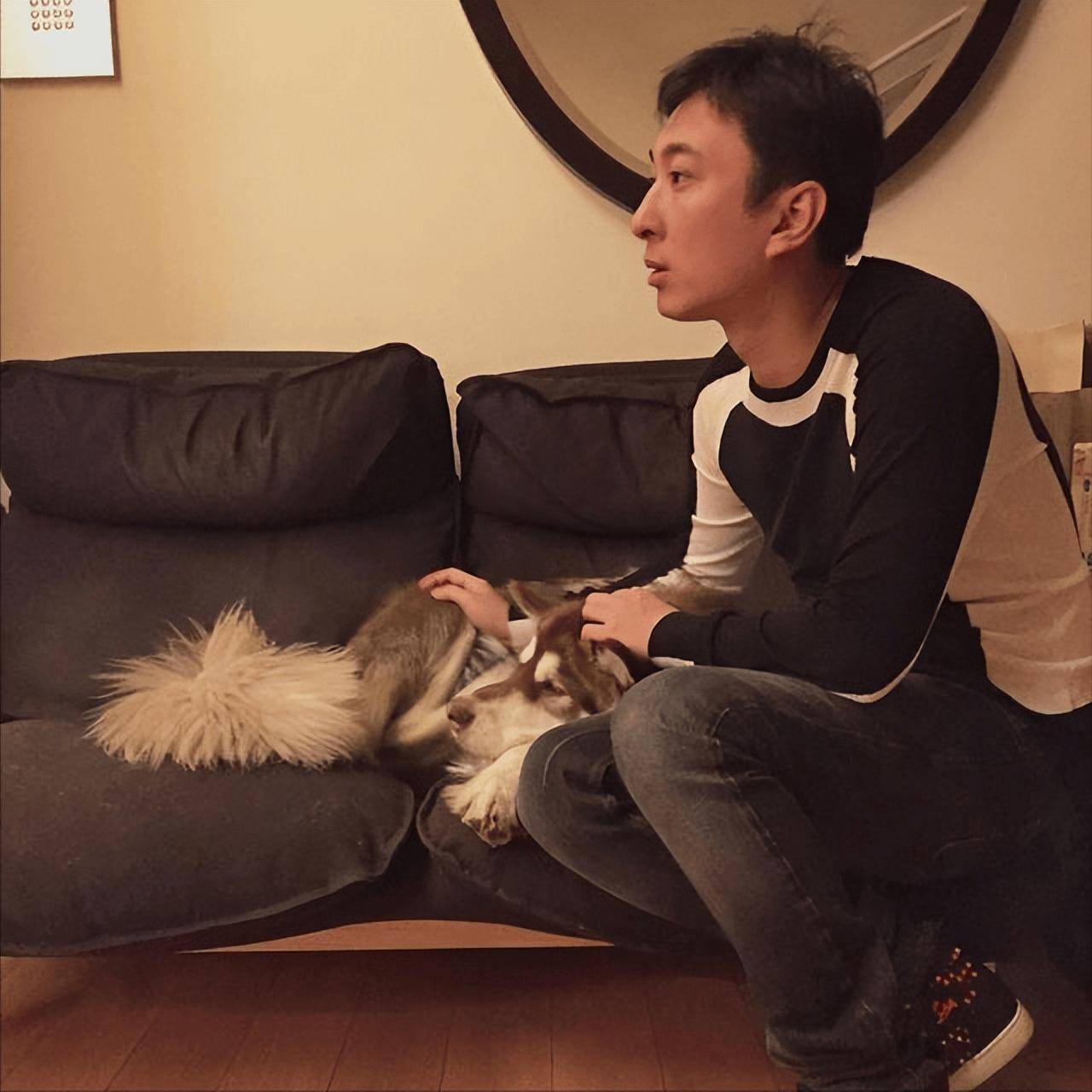 原创37岁王思聪现身日本脸垮暴瘦无女伴疑分手气质土不像有钱人