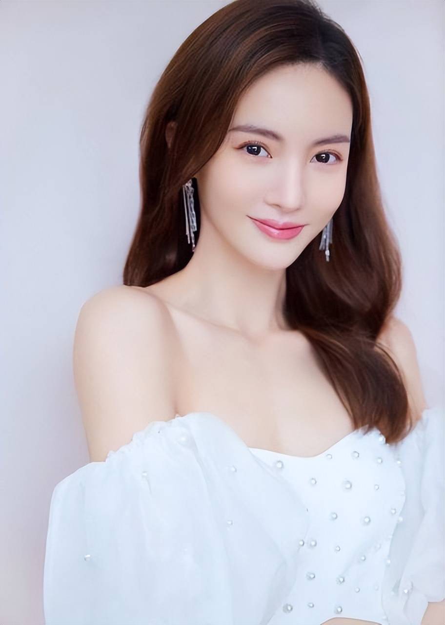 "金晨"未整容之前,婴儿肥挺漂亮,现在脸上后遗症明显,嘴歪了