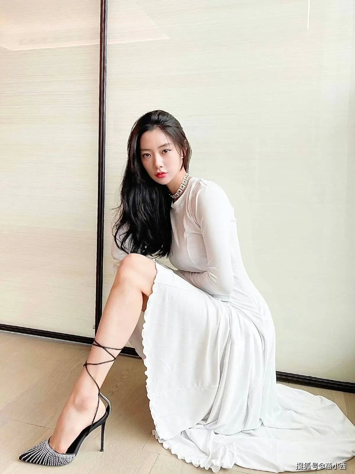 克拉拉不愧是亚洲第一美女穿开衩裙秀尤物身材很少有人比得过