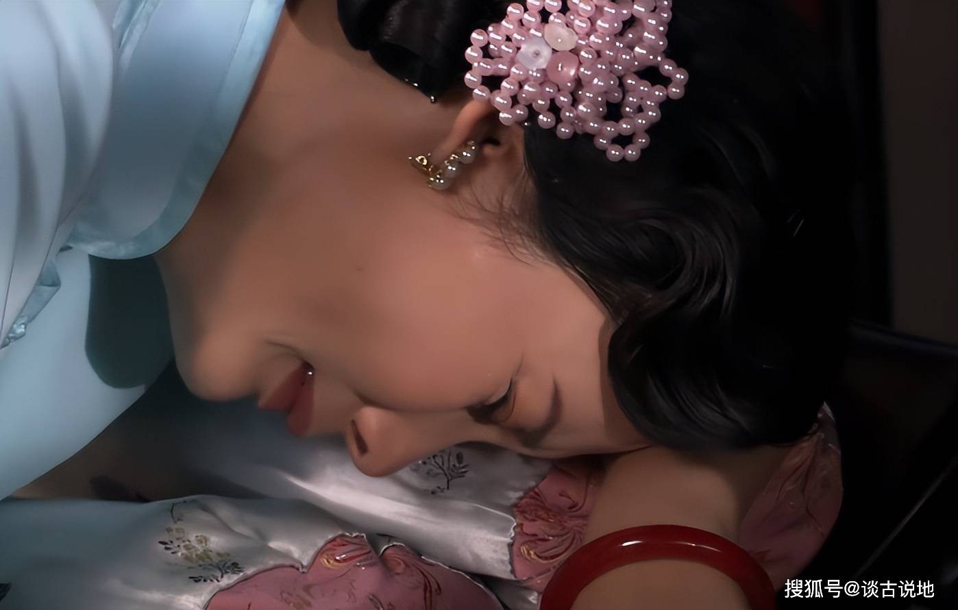 《大宅门》:白景怡抱九红是因喜欢?这场戏暴露宅门太多不可说的秘密