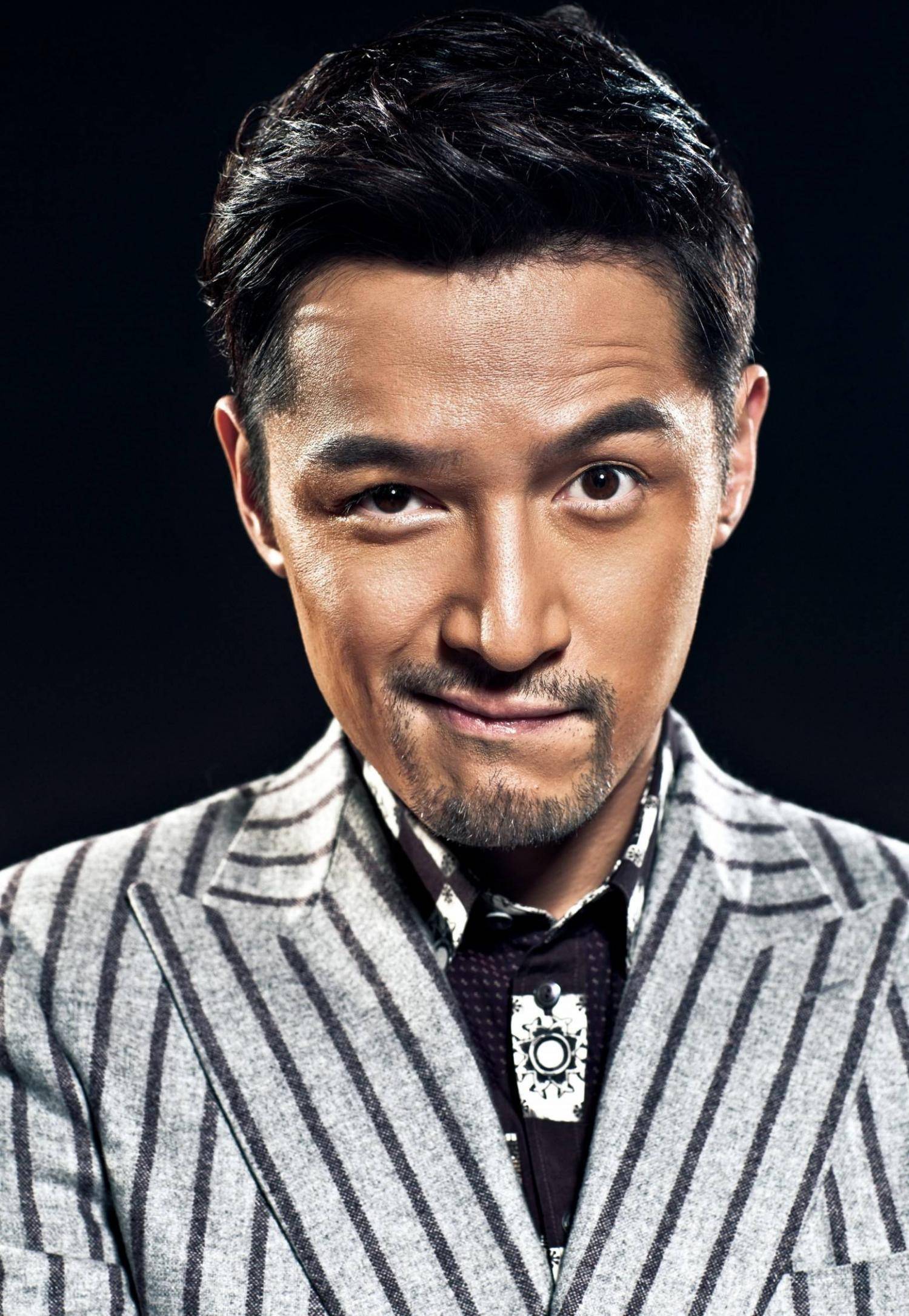 41岁胡歌被偶遇,头发花白,略显苍老,网友:李逍遥老了依旧很帅