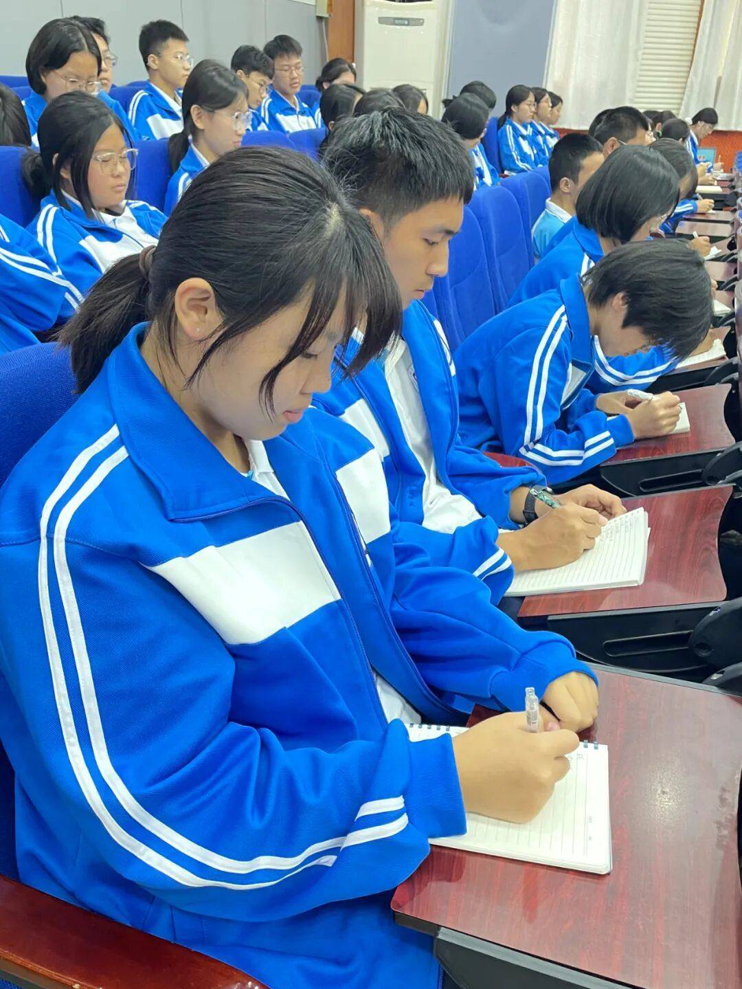 争做有纪律,有担当,有温度的住校生