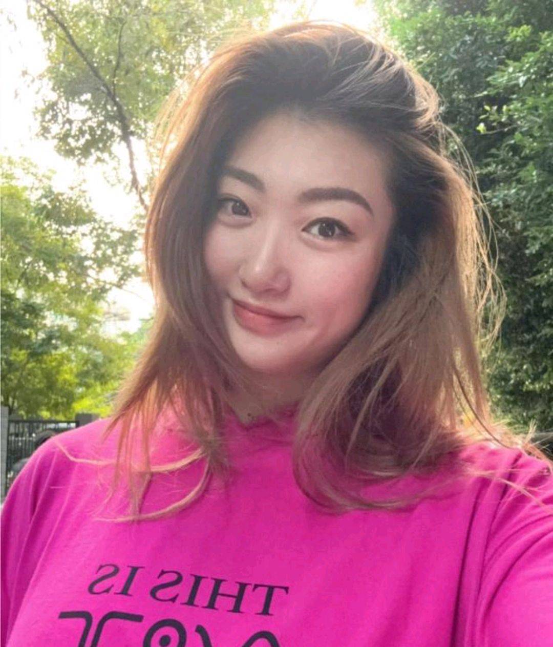 李梦与张隆低调庆生，情侣戒指秀恩爱，篮球生涯未来可期