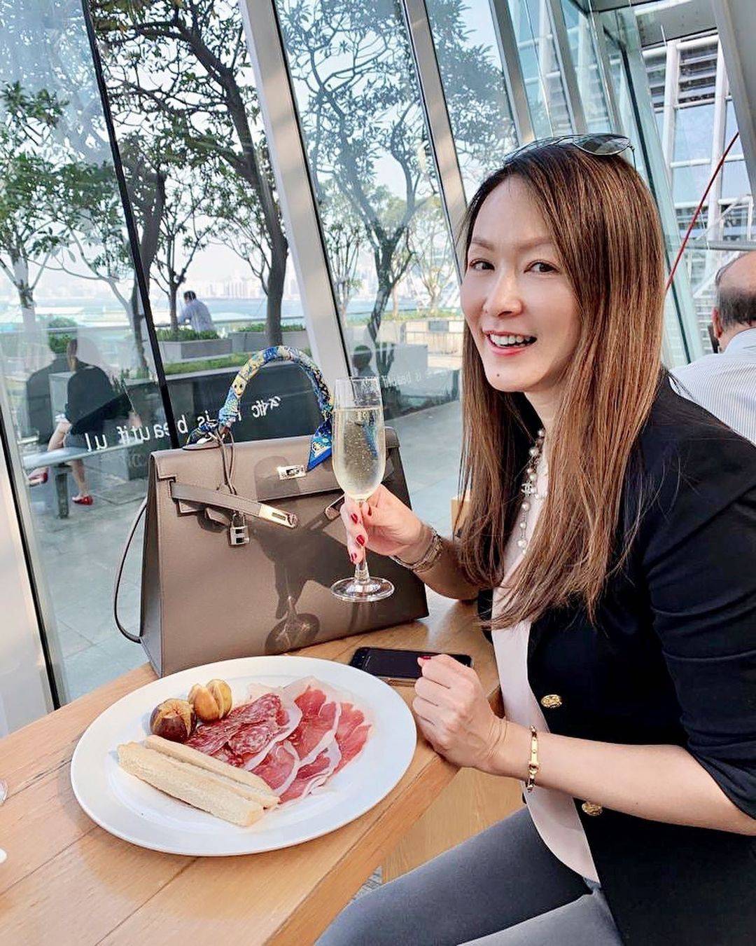 童爱玲台风前送儿子返英 22岁初恋之子身高超190cm