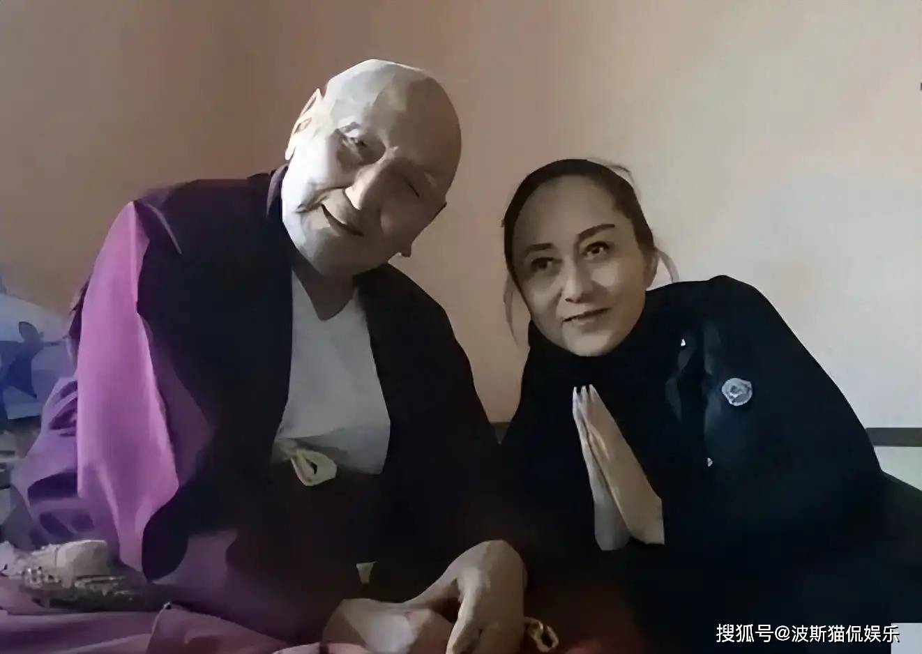 62岁李连杰和62岁利智合照，他们老成了普通人的模样