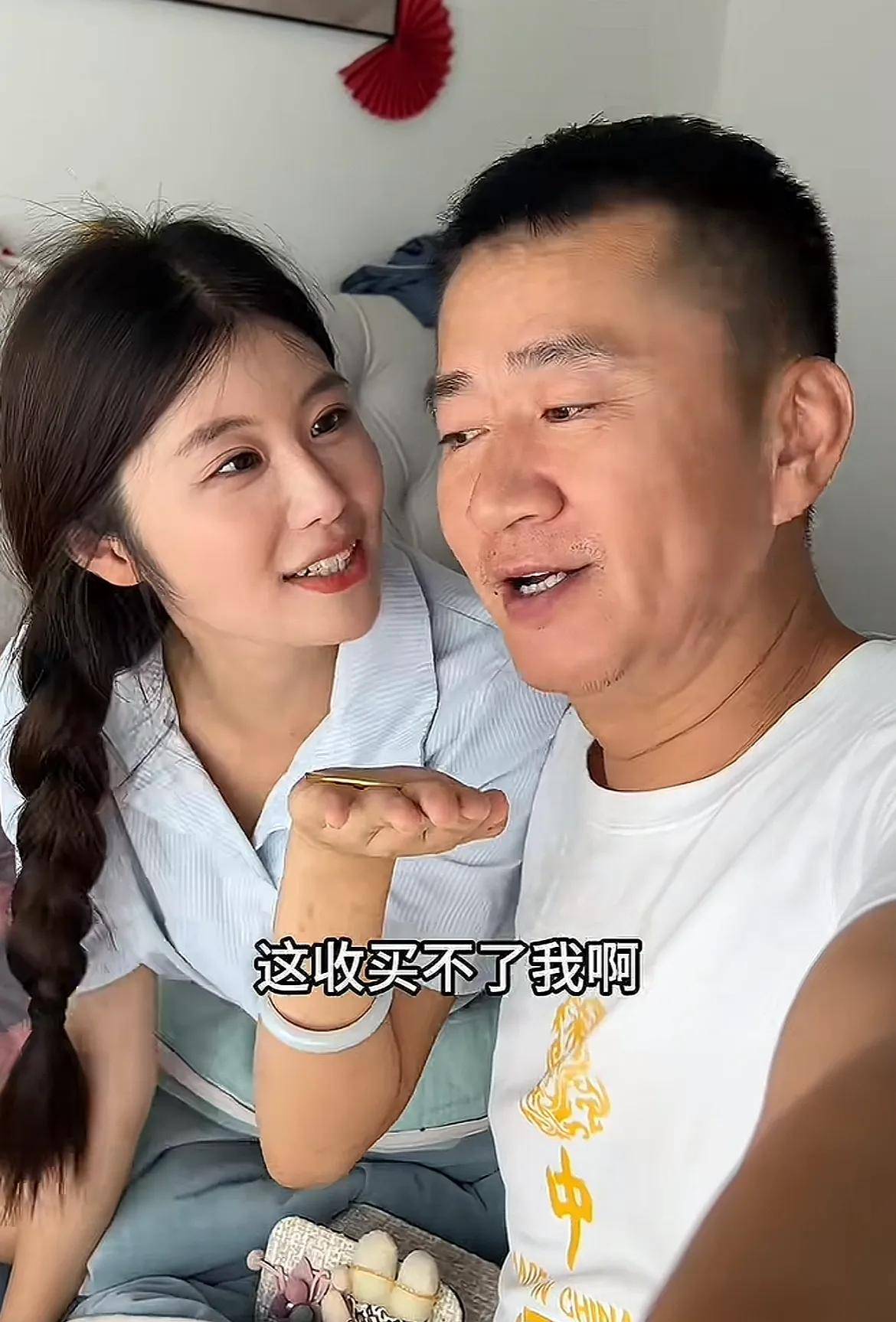 知名演员李嘉明结婚一周年送小18岁老婆神秘礼物仪式感十足