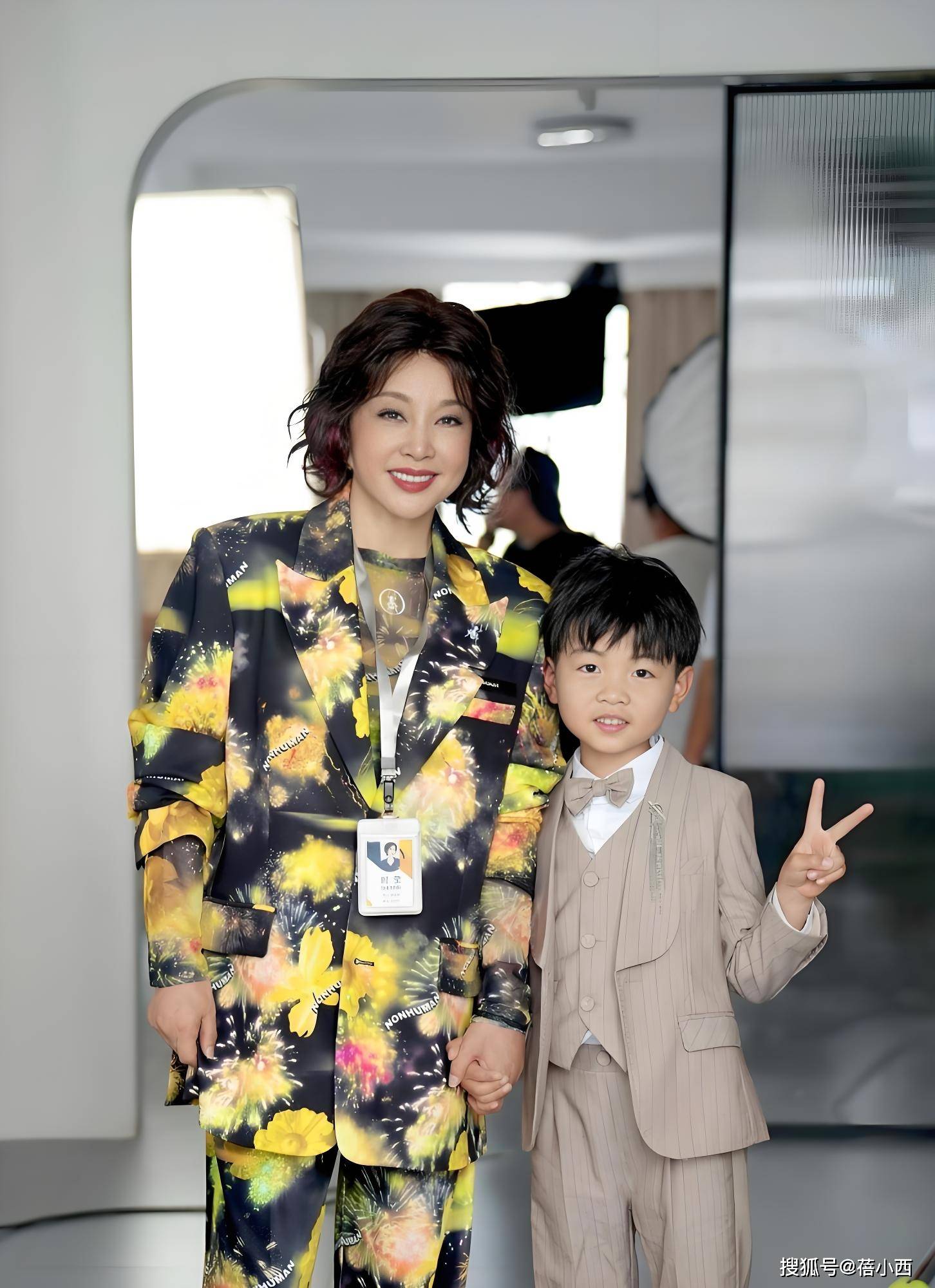 74岁刘晓庆新剪短发年轻35岁穿花西装阔腿裤美得像换了个人