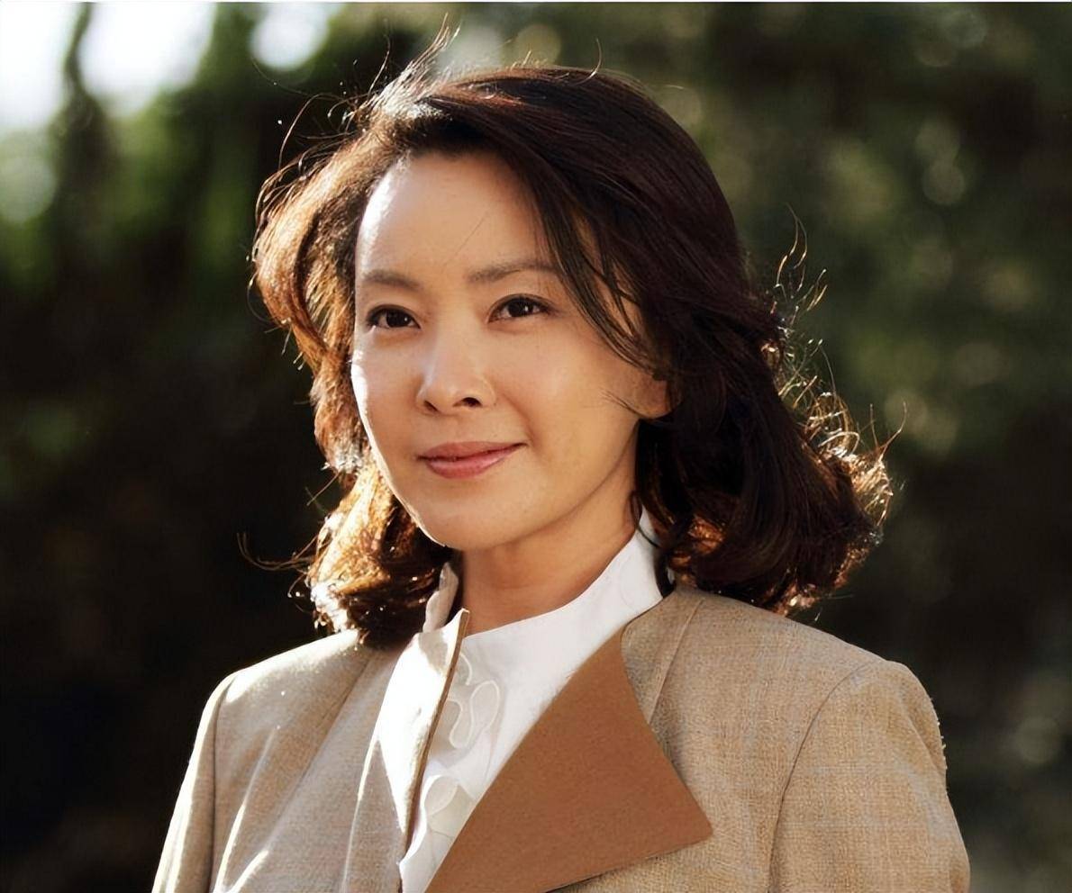 刘威葳:嫁圈外富商,饭也不用她做,46岁风采依旧