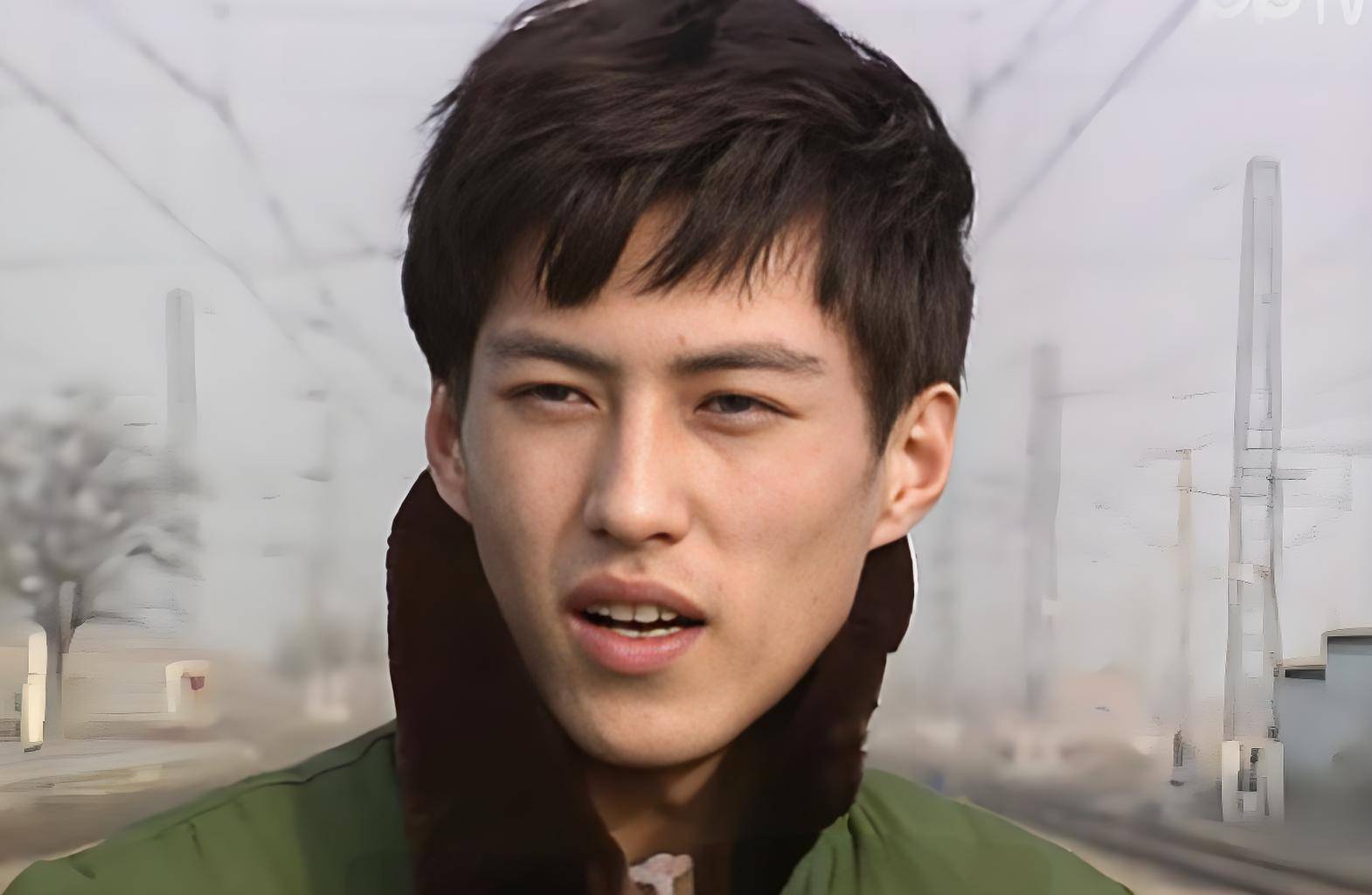 48岁的"老干部"靳东,已经走上了另一条"人生大道"