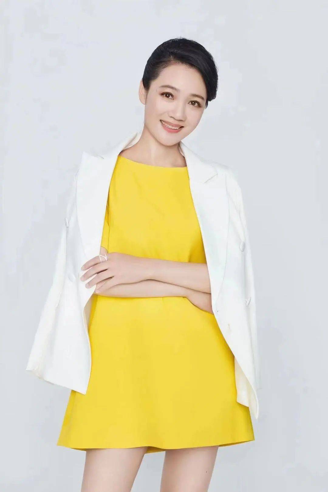 她是著名美女主持人,嫁给神秘老公生下三个孩子,50岁宛如少女