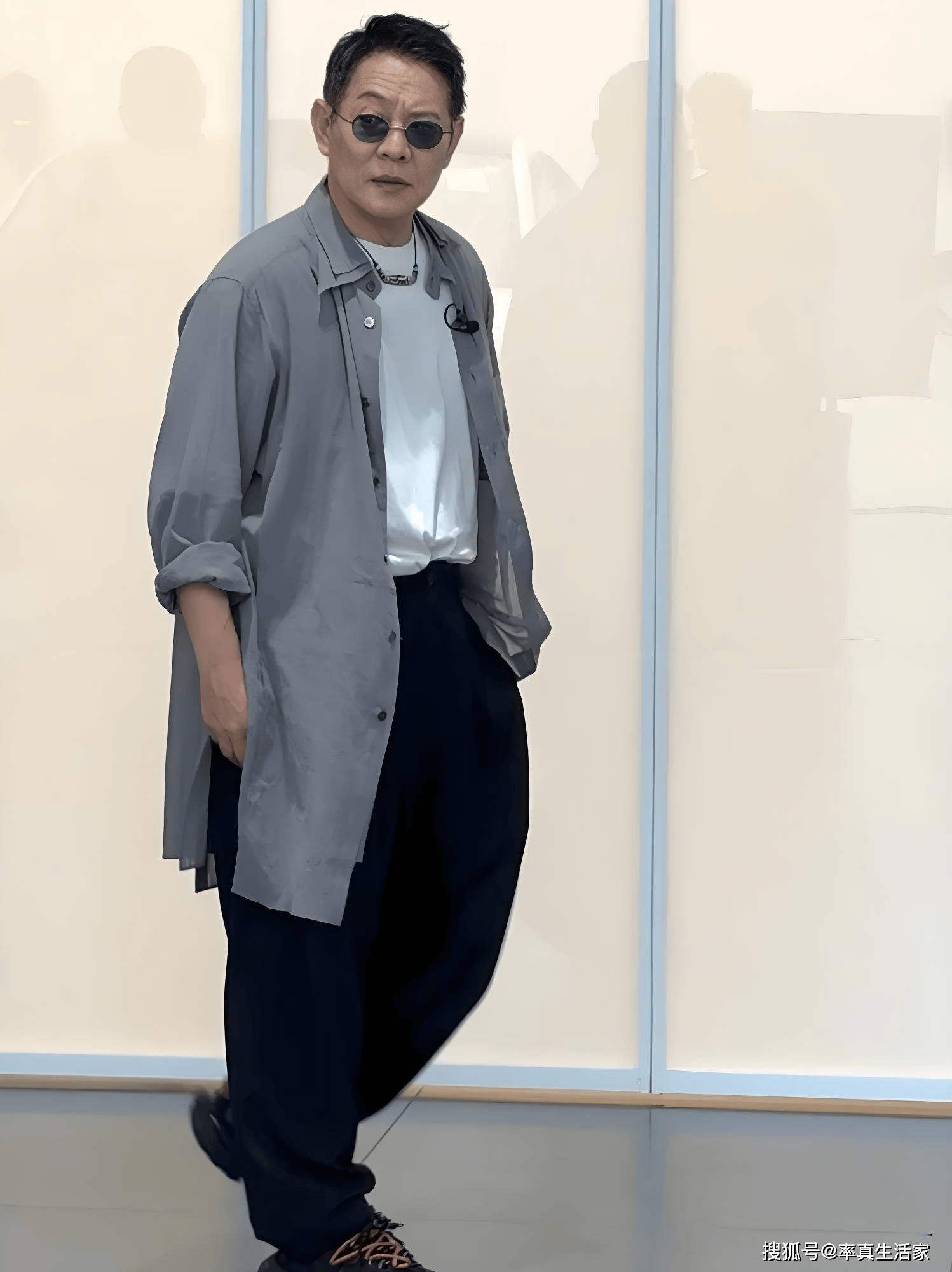 62岁李连杰到北京丰台提车,脸上多了很多皱纹,打扮时尚魅力不减当年