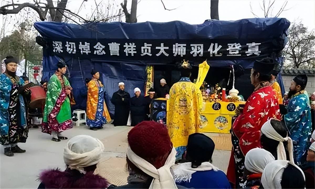 商人找华山女道长曹祥真买药方,曹:我看病不要钱,你们要收钱的