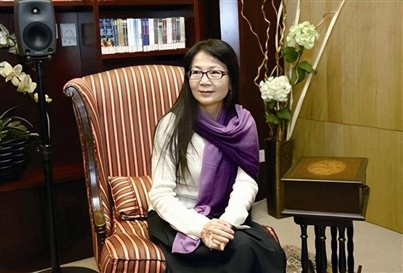 作曲家雷蕾,32岁成名,次年嫁给作词人,与公婆同住11年相安无事