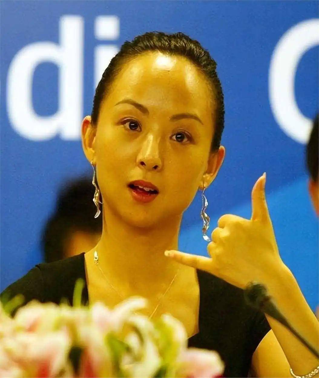 春晚"千手观音"聋哑人领舞,富豪跪求8年不嫁,最后嫁给了他