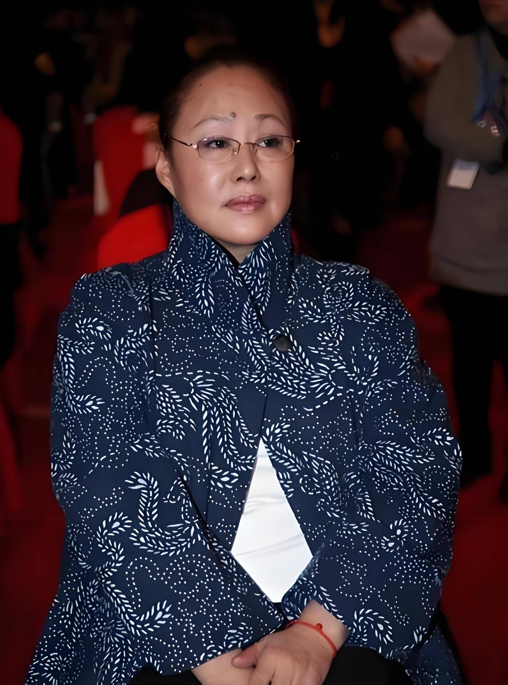 "戏精"斯琴高娃:因演戏被两任丈夫抛弃,坎坷情史
