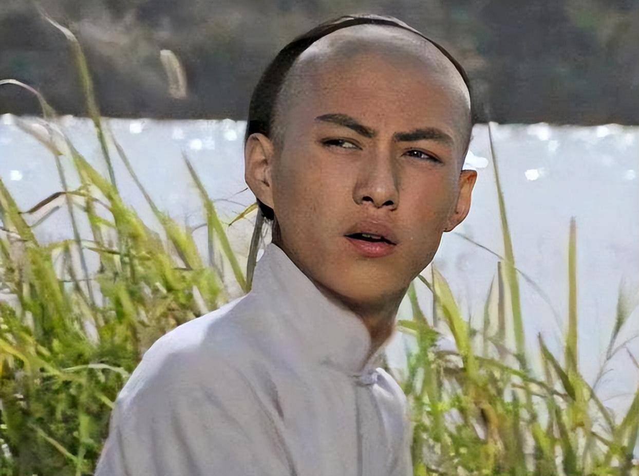 靳东火辣情史:与大9岁离过婚的江珊同居5年,转头娶二婚的李佳