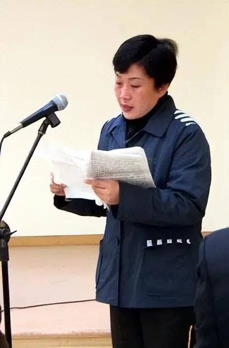 戴副局长在她面前简直就是小学生,蒋艳萍才是借人上位的高手