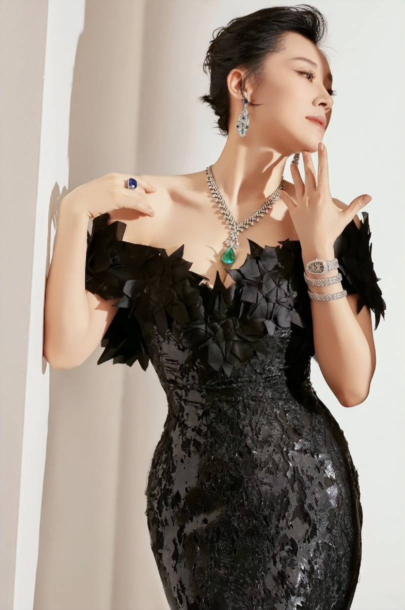 许晴56岁没成家,容貌依旧美艳,她的家世很不一般