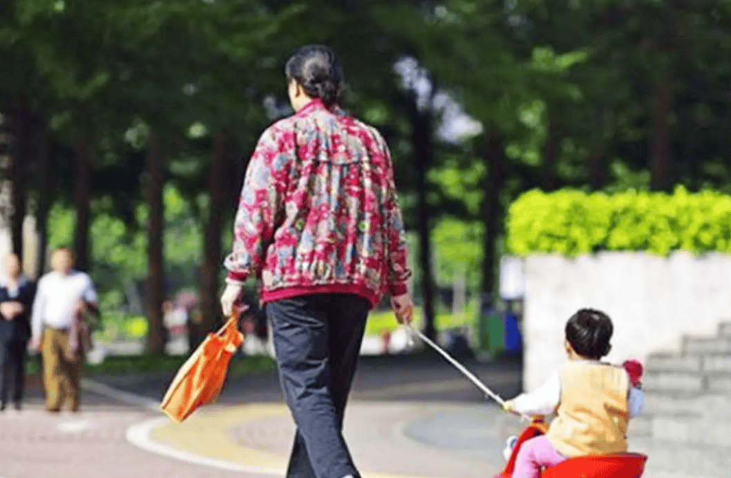 伤害父母和孩子的关系绝不是“抚养孩子”的冲