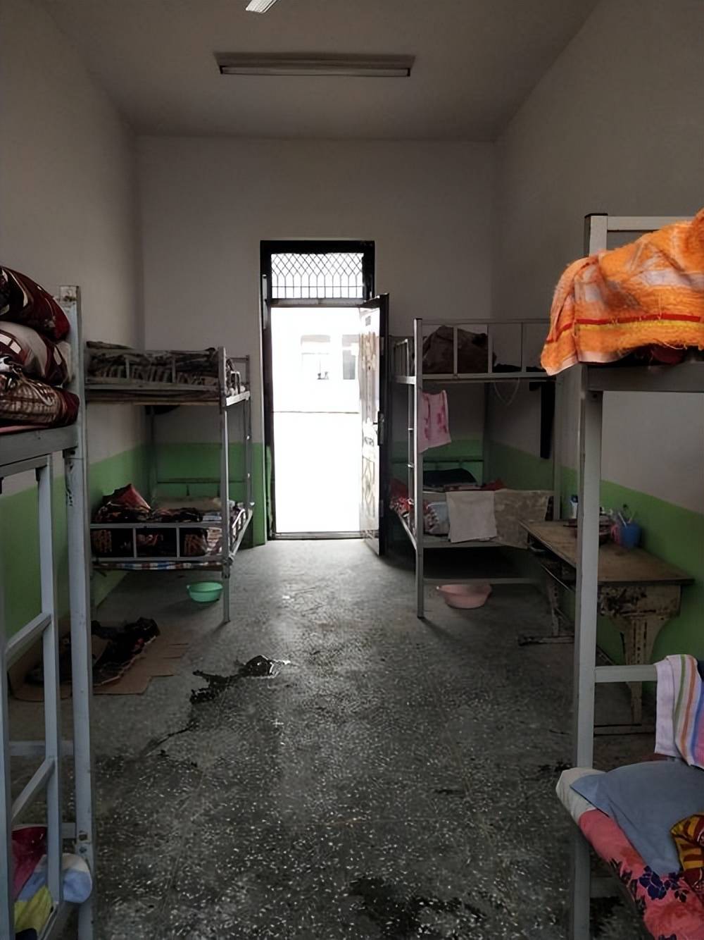 初中8人寝睡9人后续:校方连夜整改,校长透露整改效果