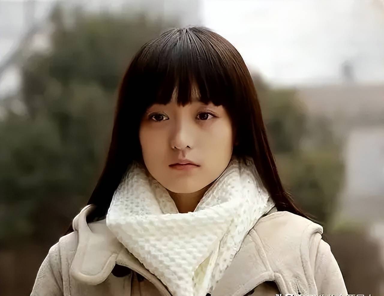 同是37岁,何泓姗和张雨绮的两种状态,体现天然脸和科技脸区别