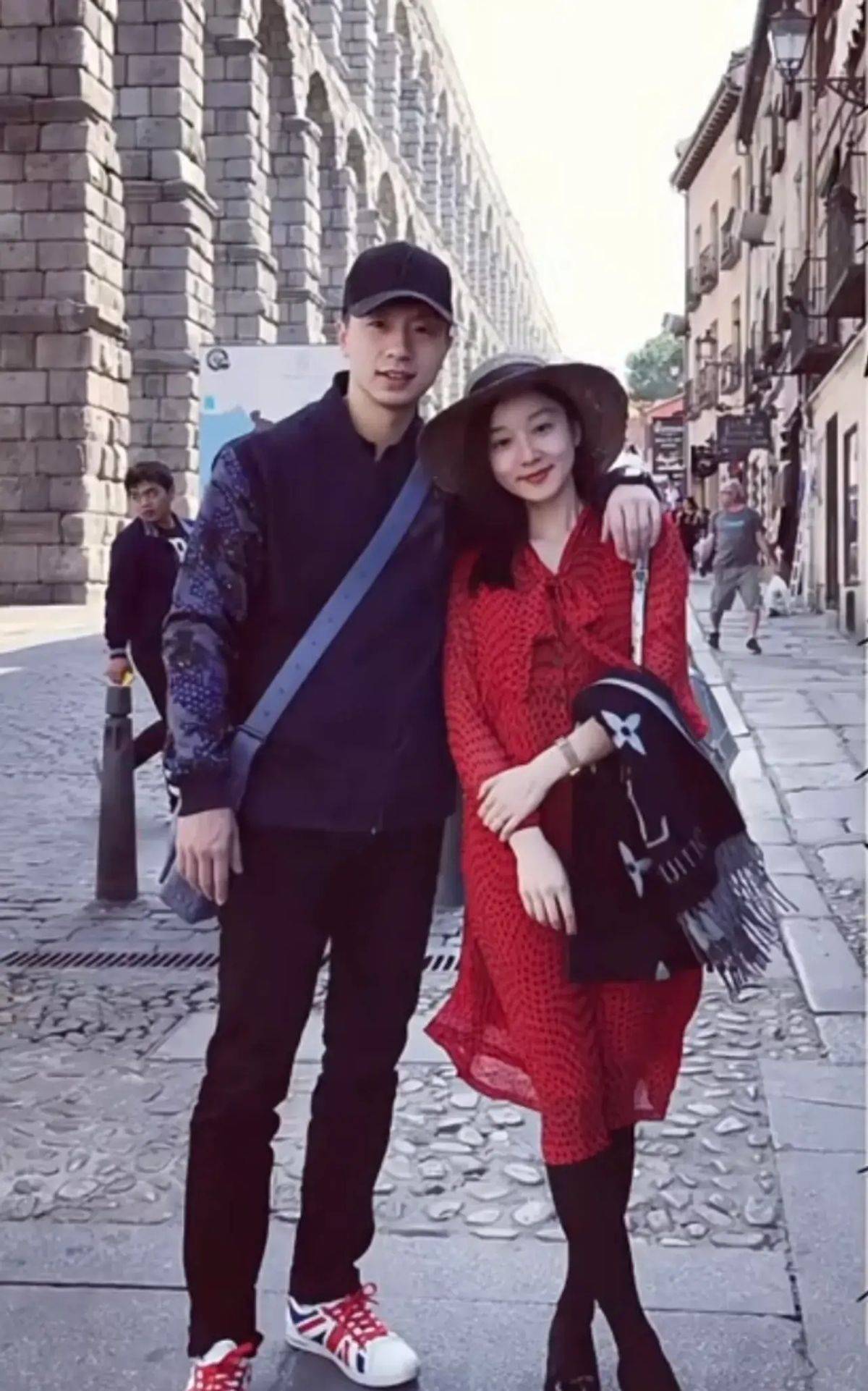 汪小菲和马龙的老婆夏露竟是好友,两人同框照流出,夏露美貌惊人