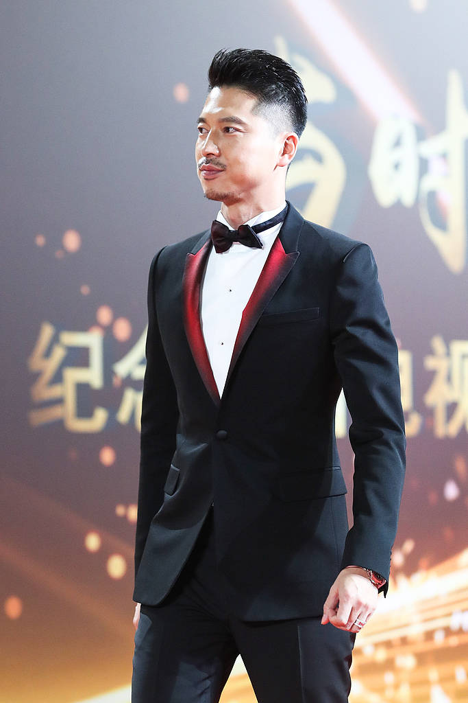 和陈晓抢戏,改黄轩剧本,逼哭陈宝国,42岁王雷为何敢这么嚣张?