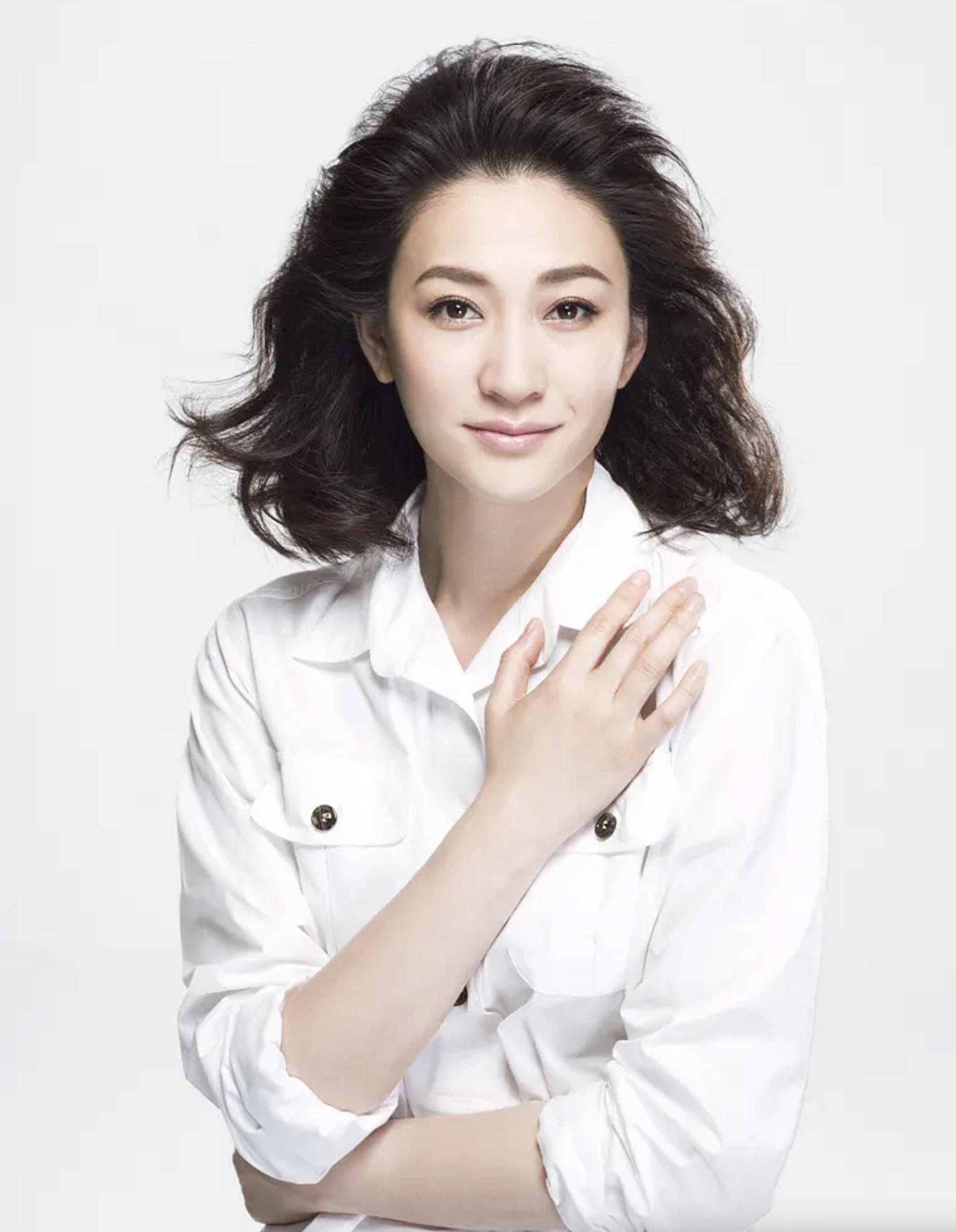 2005年在巴黎童话的剧组里,李小冉邂逅了制片人孙东海