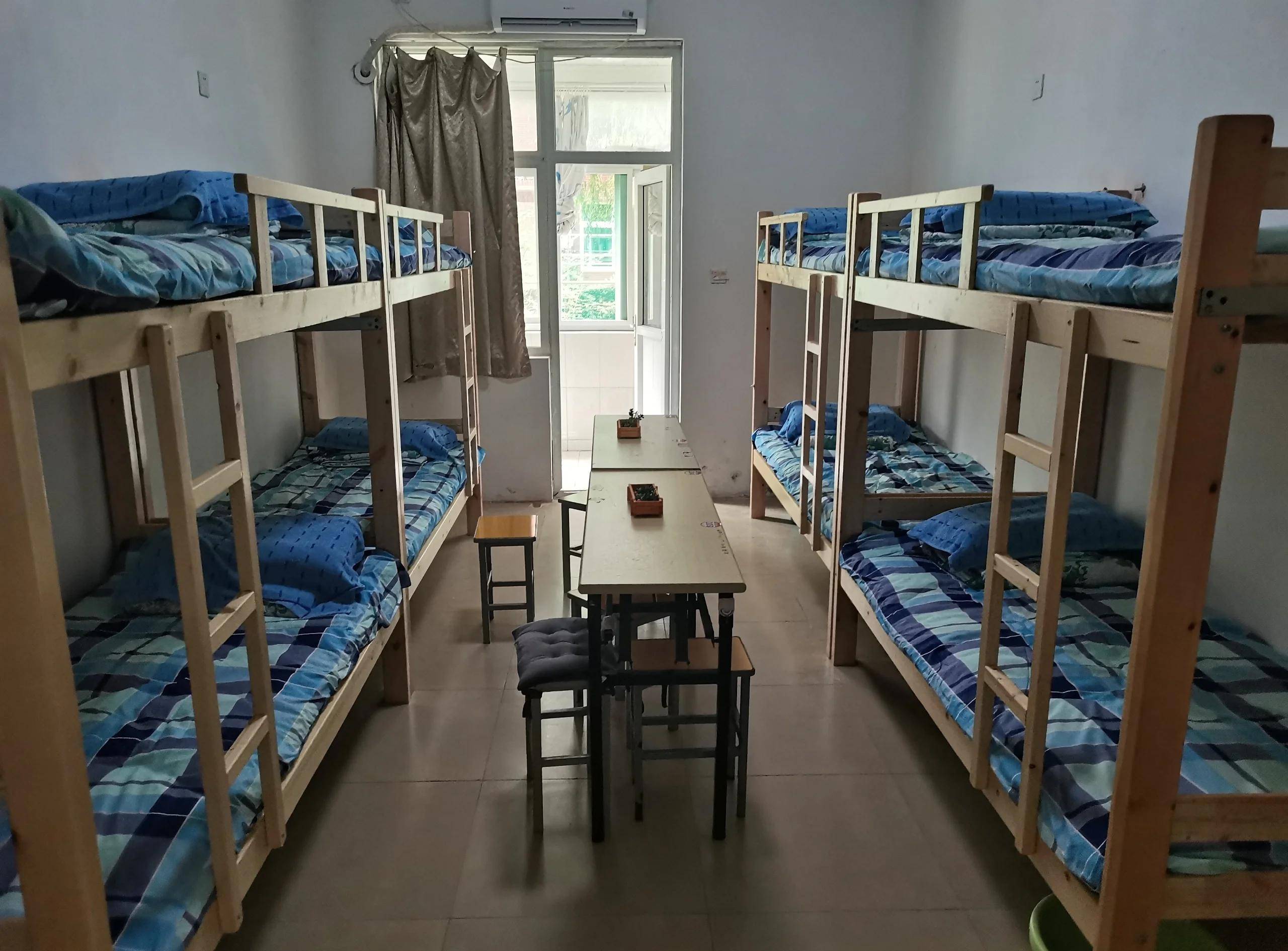 初中8人寝睡9人后续:校方连夜整改,校长透露整改效果