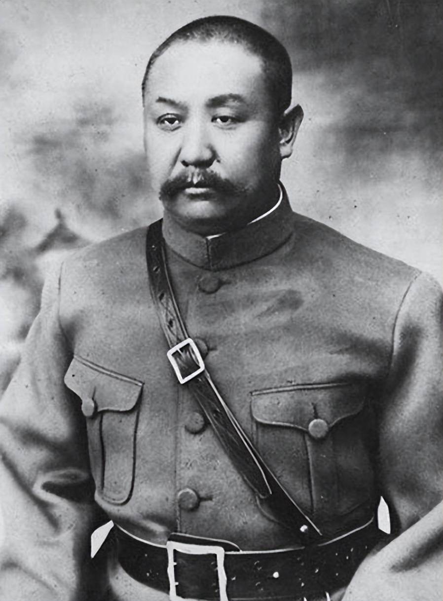 阎锡山宴请老部下傅作义,一人误喝给傅作义的酒,当晚毒发身亡