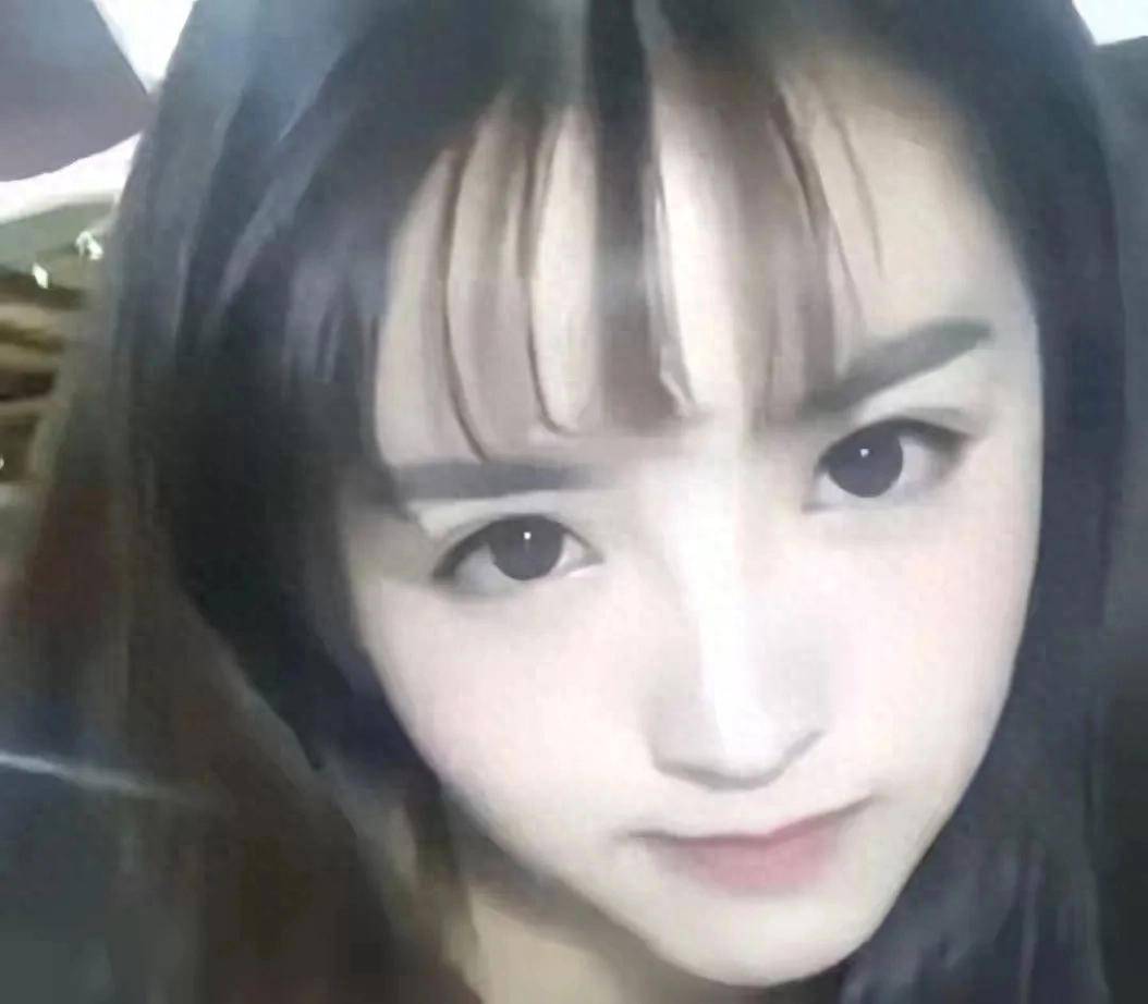 田曦薇“童颜巨乳”，高中时期照片曝光！美哭