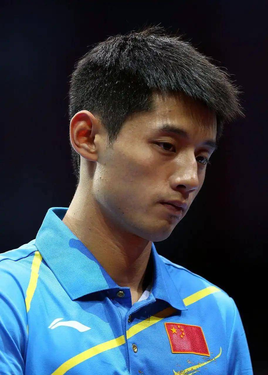 奥运冠军张继科在白云山风景区九龙洞附近游玩时,意外落水