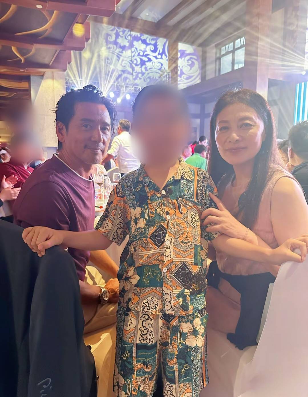 59岁茹萍携老公参加好友聚会,屠洪纲低调现身,63岁岳红罕见亮相