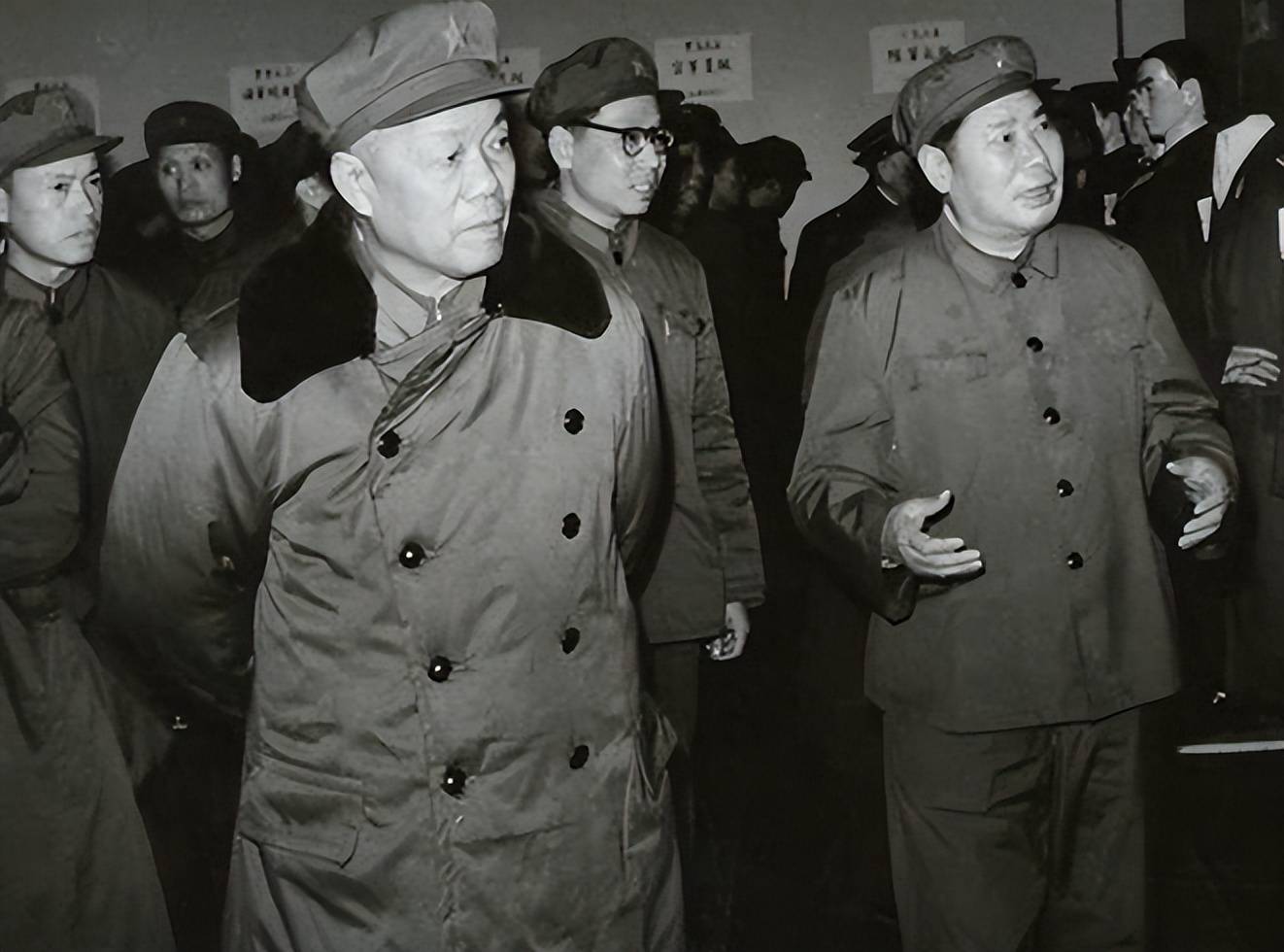 韩先楚视察边防连，得知连长和战士一起洗澡，韩：这个连长不称职_地主_问题_中南军区