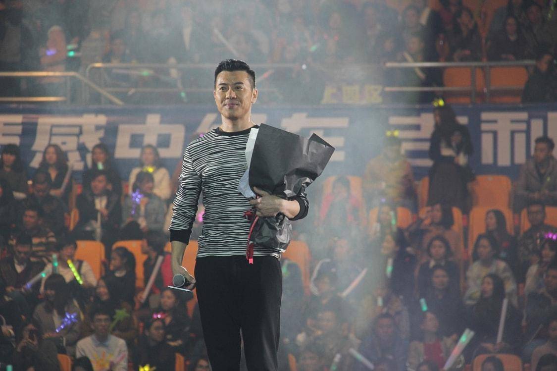 "50岁新人",凭借七友一夜爆火,为妻子放弃生儿育女