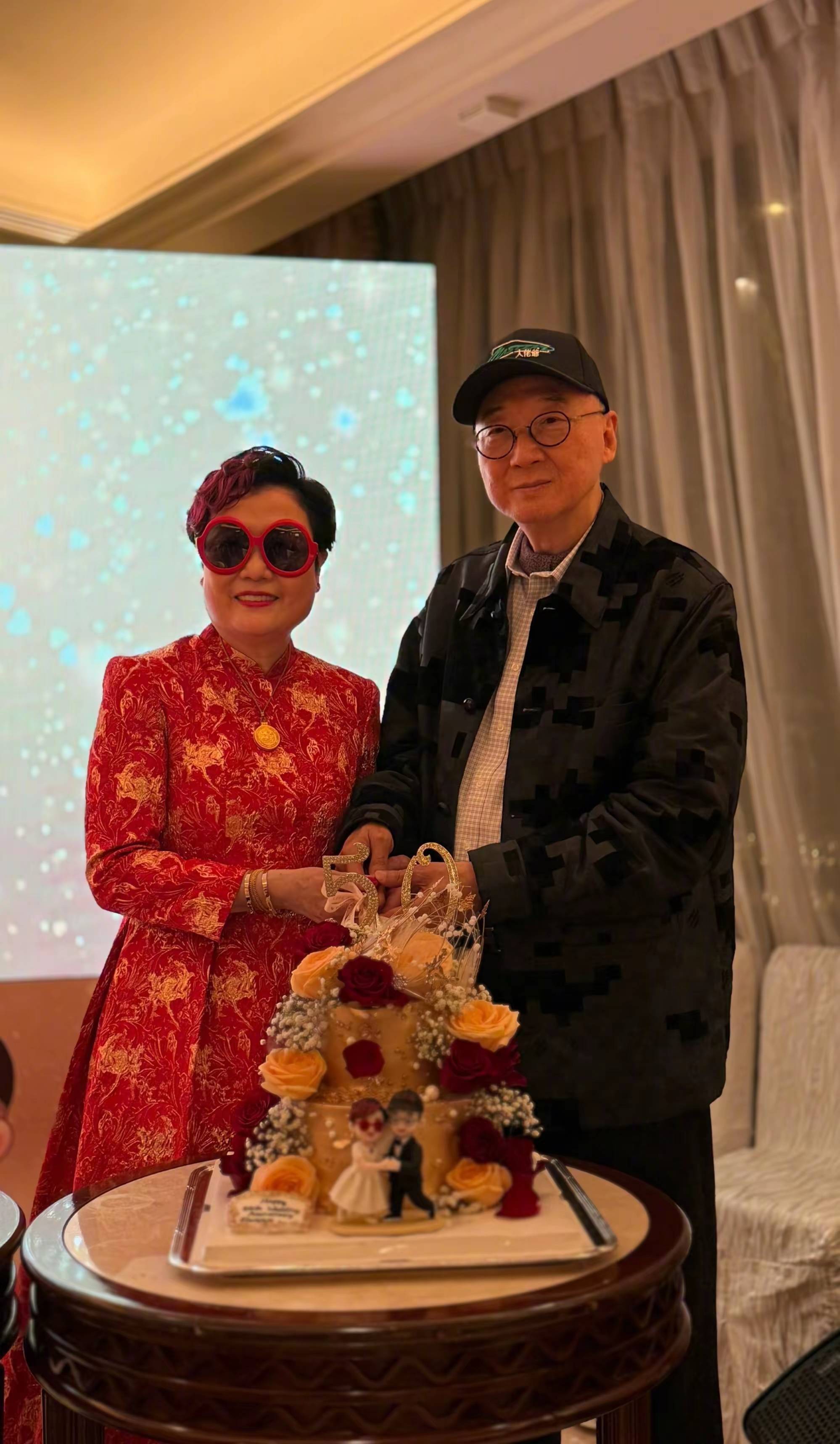 70岁陈淑芬办金婚宴,唐鹤德现身两鬓斑白,陈松伶比小9岁老公嫩