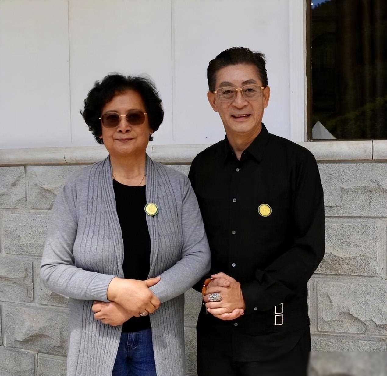 但是这位老戏骨可不简单,他二话不说就把自己的宝贝儿子章金莱推荐了