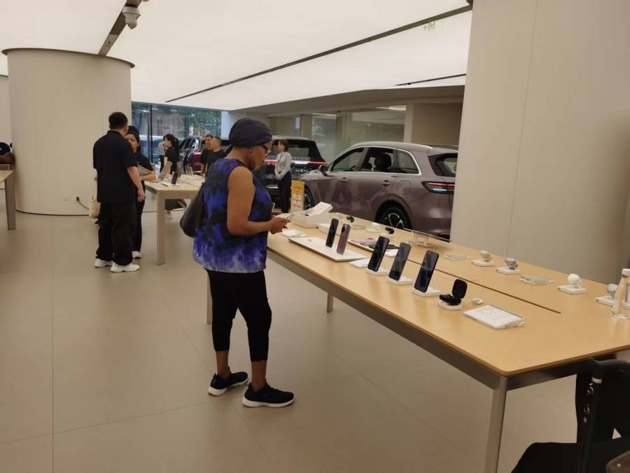 图片[2]-中国免签“朋友圈”不断扩容，俄罗斯游客上海一人狂买6台华为 -华闻时空