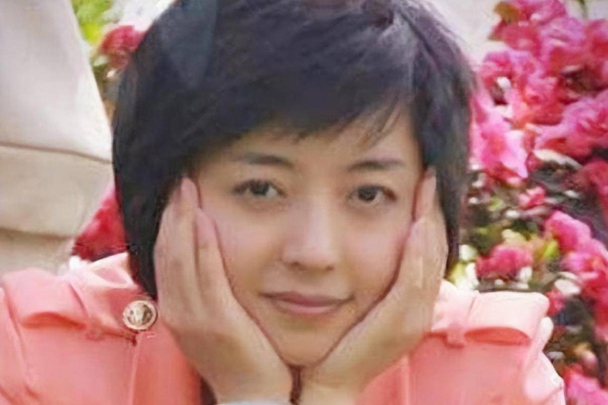 主持人佟瑶:因下车方便失踪,20分钟后,路边只剩下一只高跟鞋