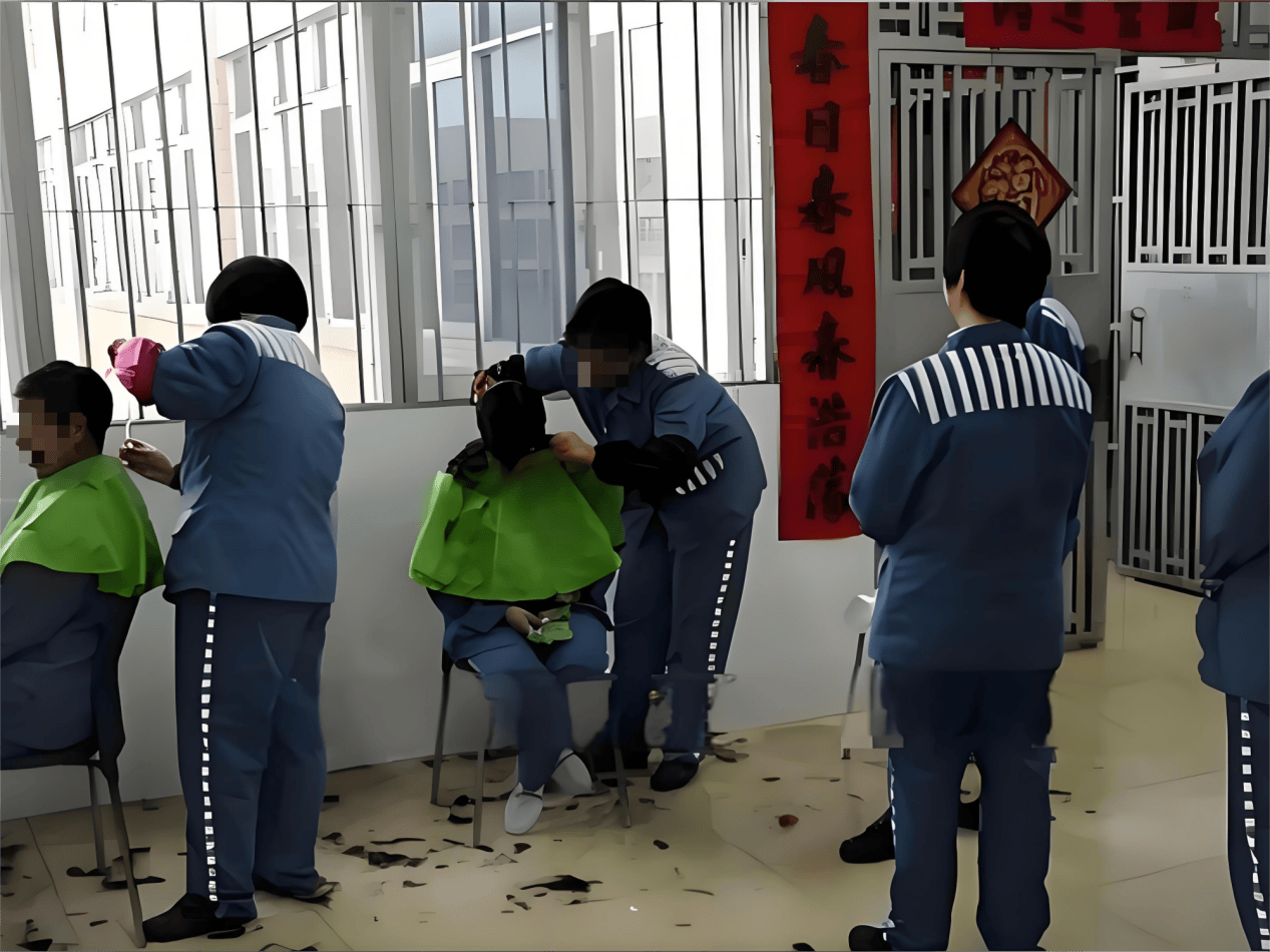 在监狱,服刑人员多久理一次头发?