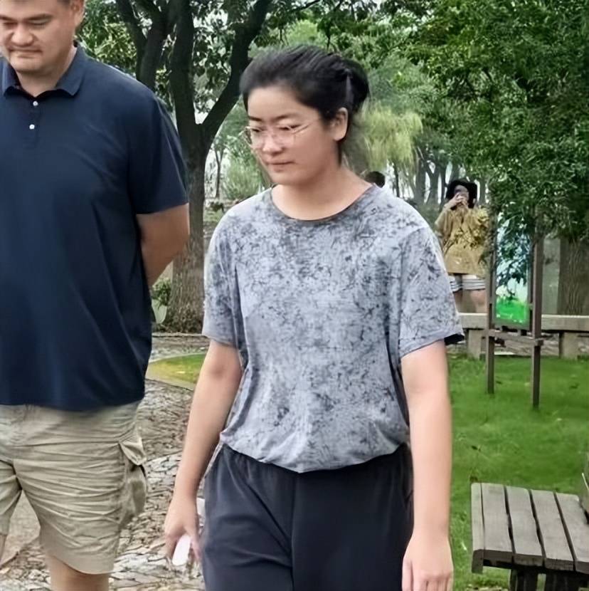 15岁姚沁蕾身高超妈!姚明一家太湖出行,细节藏温情