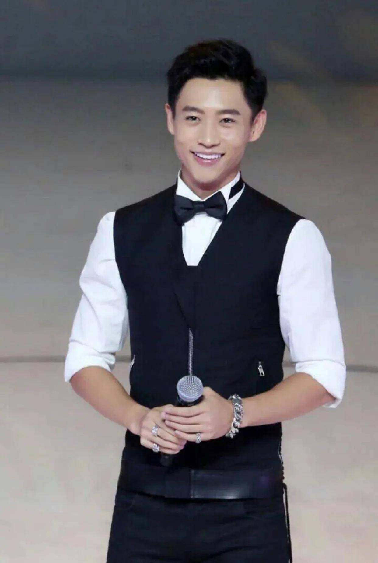 凭借"快乐男声"出道,商演拒绝假唱.小鲜肉变大叔