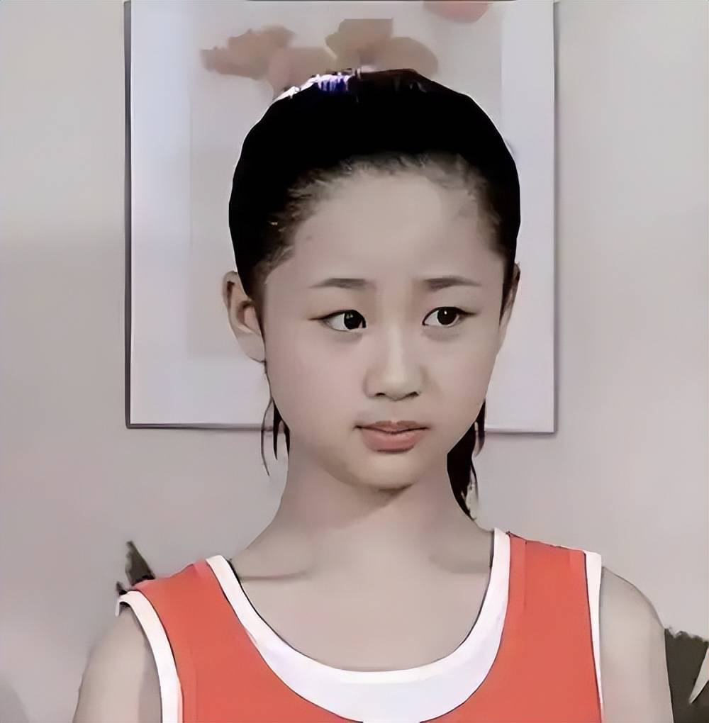 比如作为童星出道的杨紫,杨紫小时候被一个剧组选中做女一号,前期的