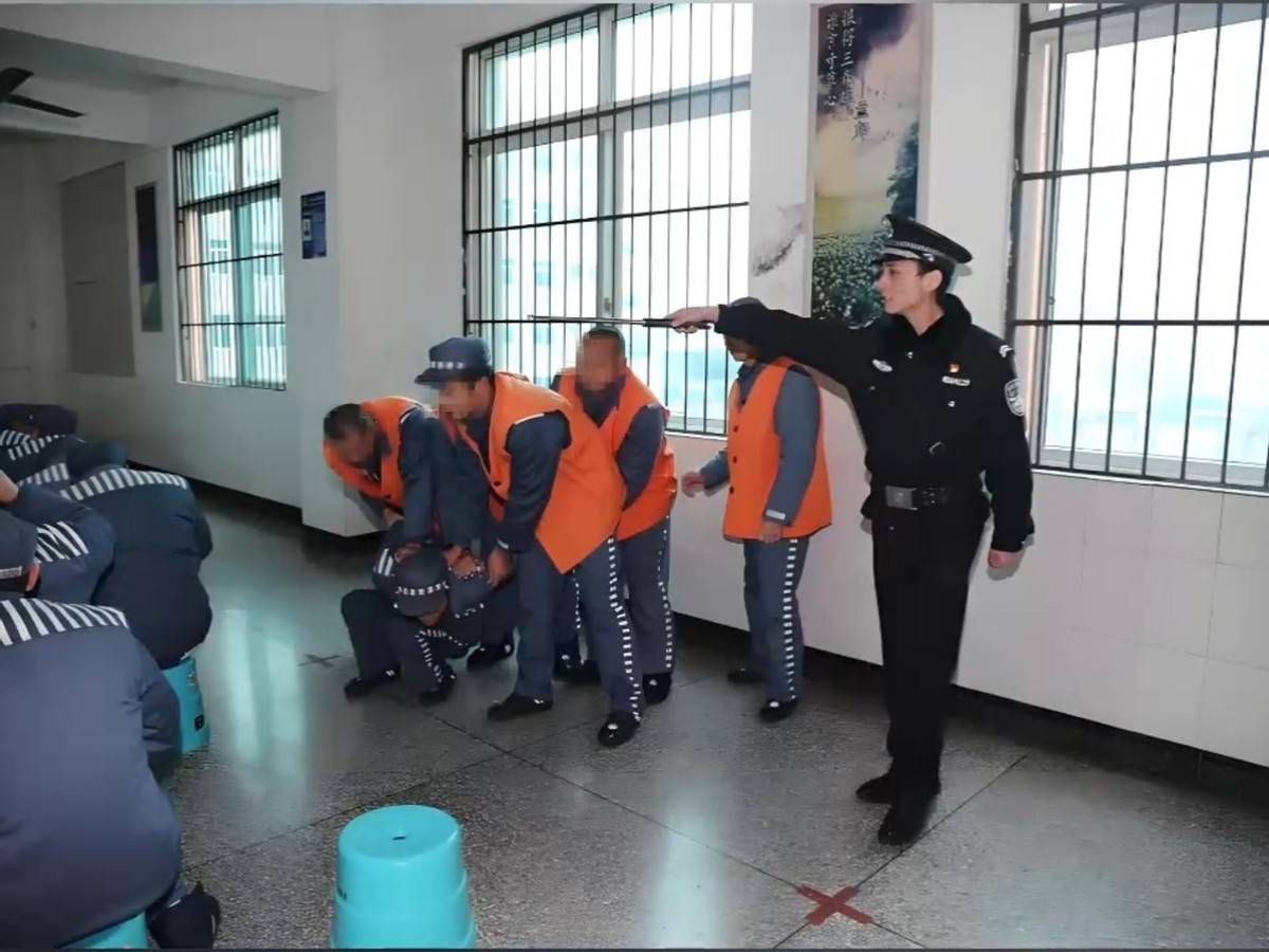 他走出看守所时,风很大,我心里空荡荡的.后来听说,他